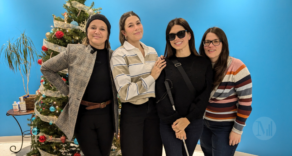 Bianka et Nathalie posent avec Marie-Christine Ricignuolo et Virginie Ranger-Beauregard devant un mur bleu, près d'un sapin de Noël. Bianka et Nathalie posent avec Marie-Christine Ricignuolo et Virginie Ranger-Beauregard devant un mur bleu, près d'un sapin de Noël.
