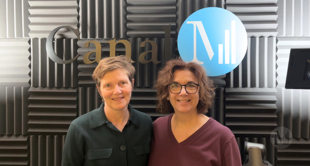 Caroline Dubuc et Hélène Denis posent debout en studio.