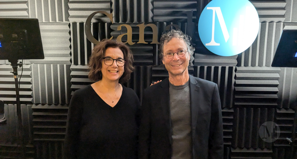 Hélène Denis pose avec Pierre Berger dans le studio de Canal M.