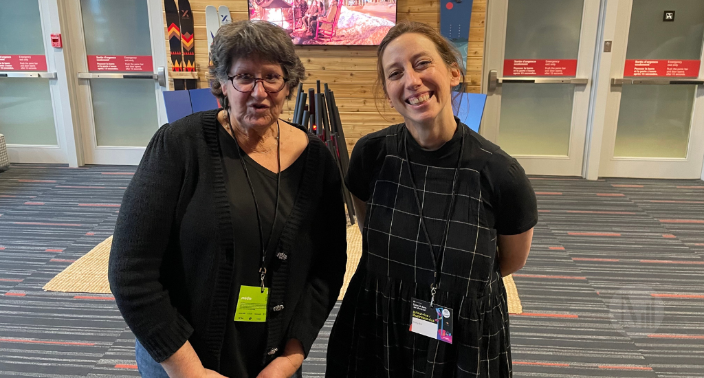 Marie Lalande pose avec Fanny Britt au Palais des Congrès de Montréal.