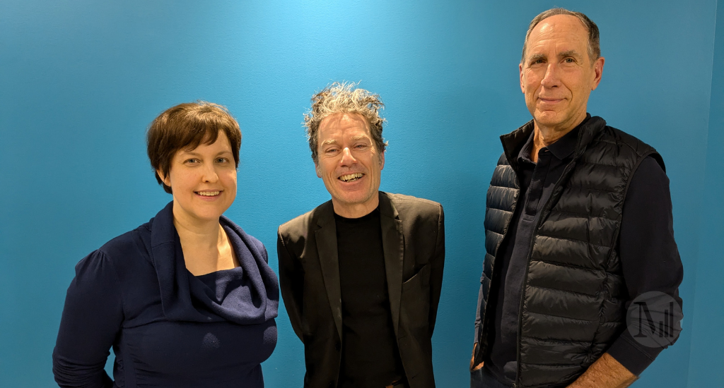 Émilie Viau, Alain Renaud et Philippe Lapointe prennent la pose devant un mur bleu. 