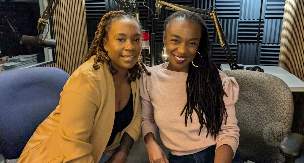 Keithy Antoine et Amélie Tintin posent assises en studio.