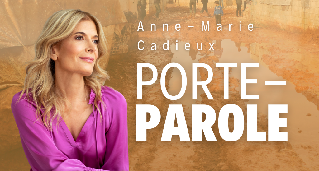 Portrait d'Anne-Marie Cadieux. Porte-parole. En arrière plan, un camp d'aide humanitaire avec vue sur deux flaques d'eau dans de la terre rouge. Portrait d'Anne-Marie Cadieux. Porte-parole. En arrière plan, un camp d'aide humanitaire avec vue sur deux flaques d'eau dans de la terre rouge.
