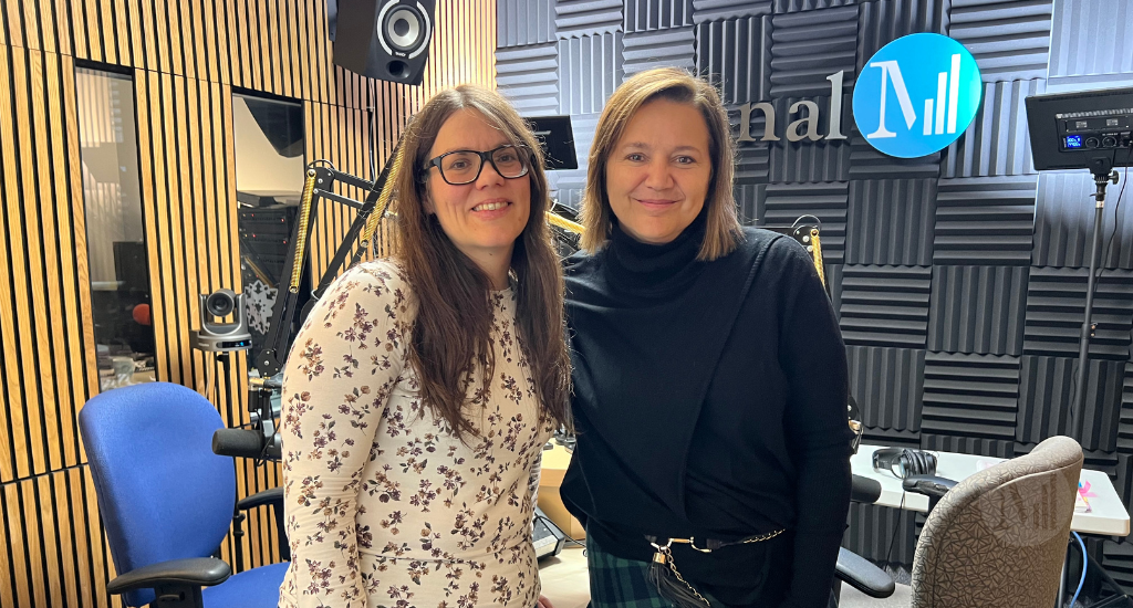 Nathalie Barrette et Bianka Lussier posent debout en studio.