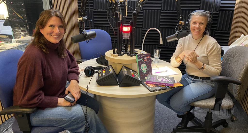 Caroline Héroux et Marthe Saint-Laurent prennent la pose en studio. 