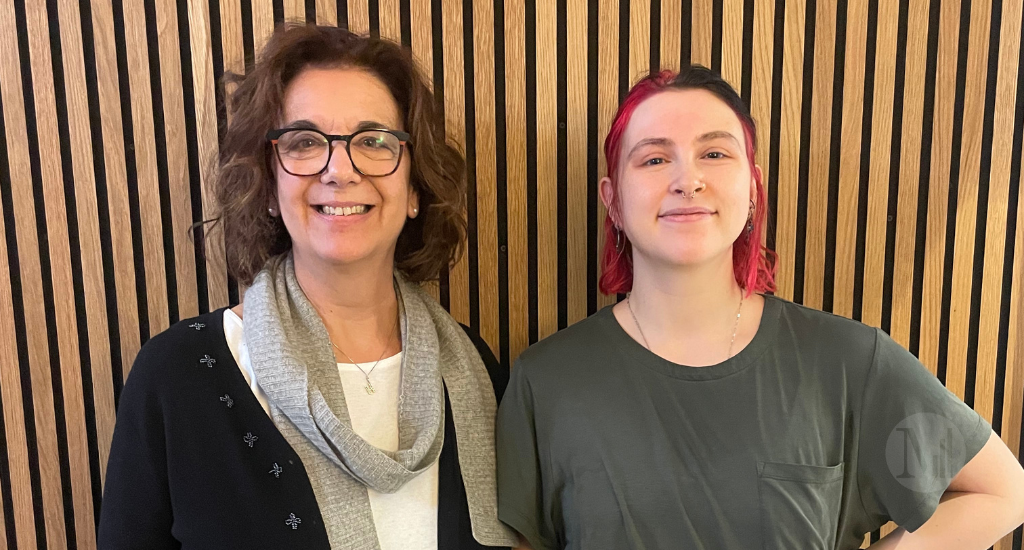 Hélène Denis et Solène Côté prennent la pose en studio. 