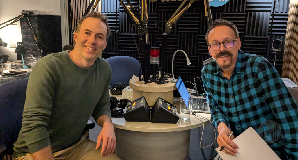 Mathieu Quesnel et Denis-Martin Chabot prennent la pose en studio.  