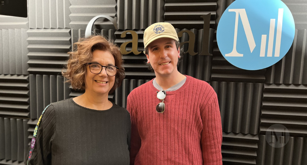 Hélène Denis et Simon Bolduc prennent la pose en studio.  