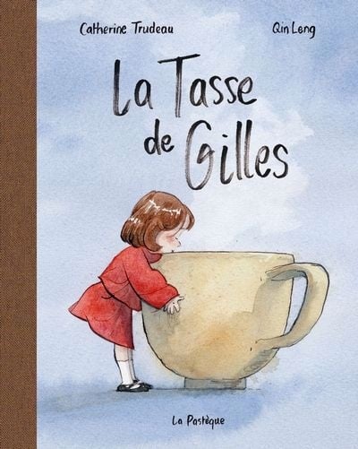 couverture du livre jeunesse La tasse de Gilles. On y voit une jeune fille portant une robe rouge regardant à l'intérieur d'une tasse, qui est de la même taille qu'elle.