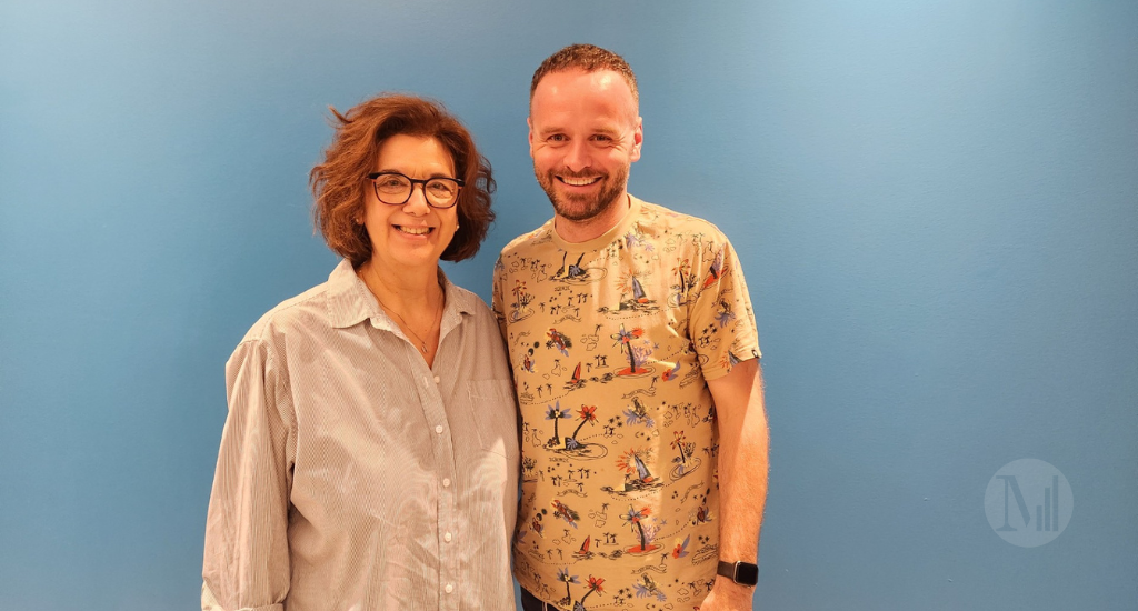 Hélène Denis et Michel-Maxime Legault prennent la pose devant un mur bleu. Hélène Denis et Michel-Maxime Legault prennent la pose devant un mur bleu.