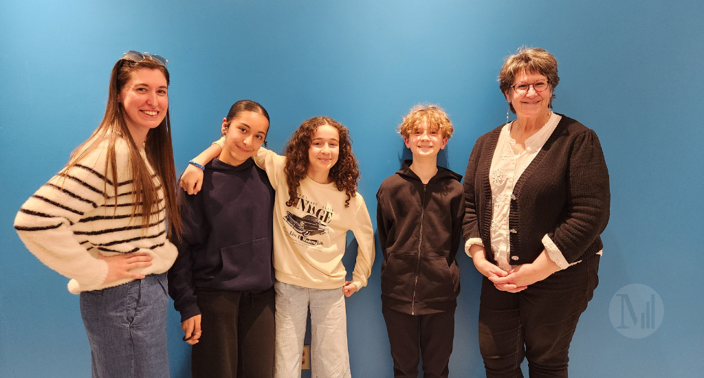 Julie Bernier et ses trois élèves, Laeticia Khial, Sonia Bouraoui et François Chevalier et Marie Lalande posent devant un mur bleu. Julie Bernier et ses trois élèves, Laeticia Khial, Sonia Bouraoui et François Chevalier et Marie Lalande posent devant un mur bleu.
