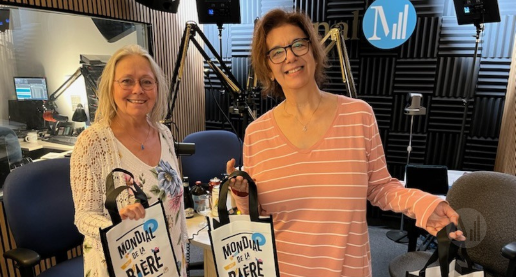Jeannine Marois et Hélène Denis prennent la pose en studio. 
