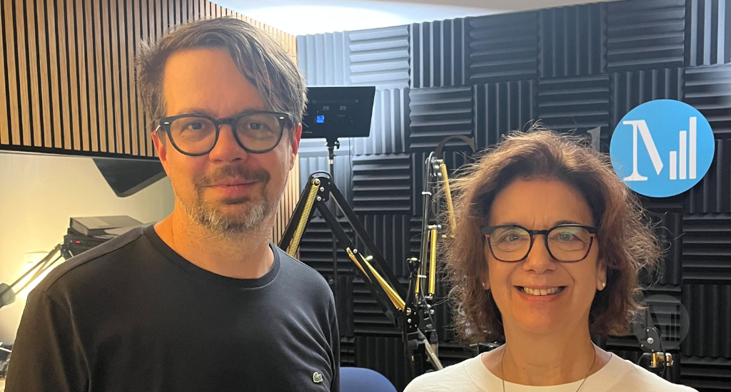 Guillaume Corbeil et Hélène Denis prennent la pose en studio. 