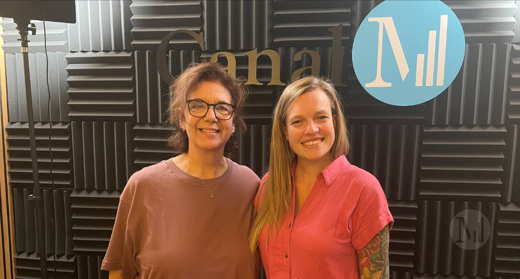Hélène Denis et Charline Savard posent en studio. 