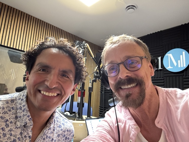 Jorge Flores-Aranda et Denis-Martin Chabot prennent la pose en studio. 