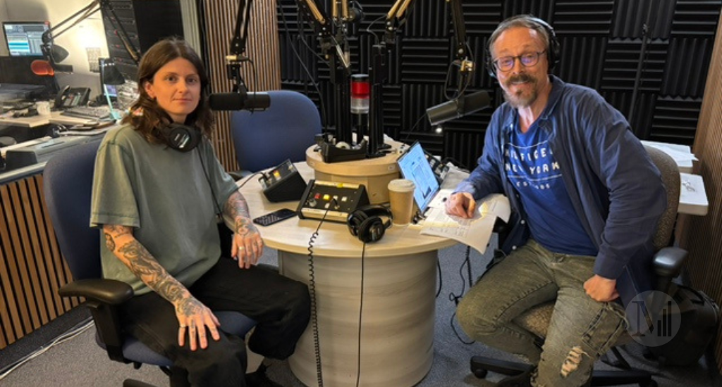 Véronique Giroux et Denis-Martin Chabot prennent la pose en studio. 