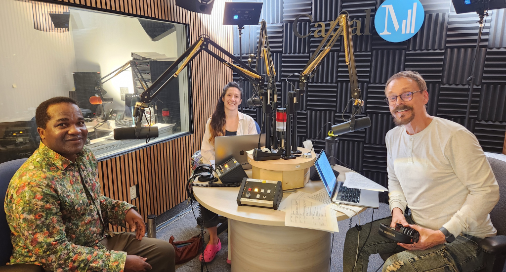 Edon Desollines, Louise Michel Jackson et Denis-Martin Chabot prennent la pose en studio.  Edon Desollines, Louise Michel Jackson et Denis-Martin Chabot prennent la pose en studio.