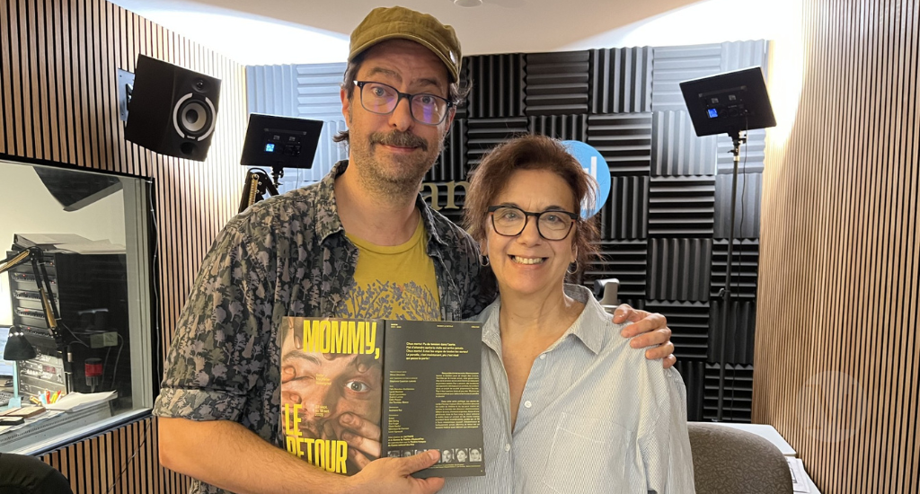 Félix Beaulieu-Duchesneau et Hélène Denis posent en studio. 
