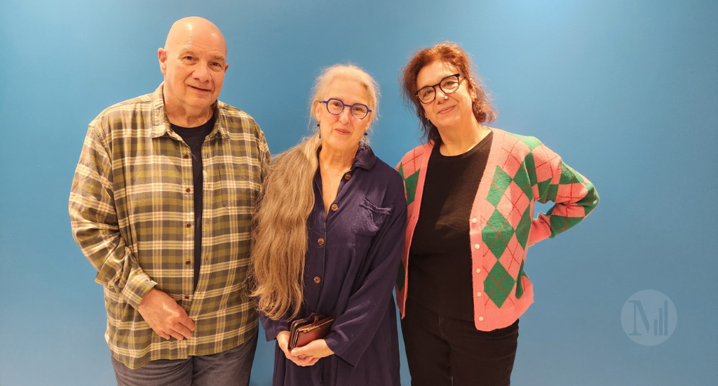 Gilbert Lepage, Margie Gillis et Hélène Denis posent devant un mur bleu. 