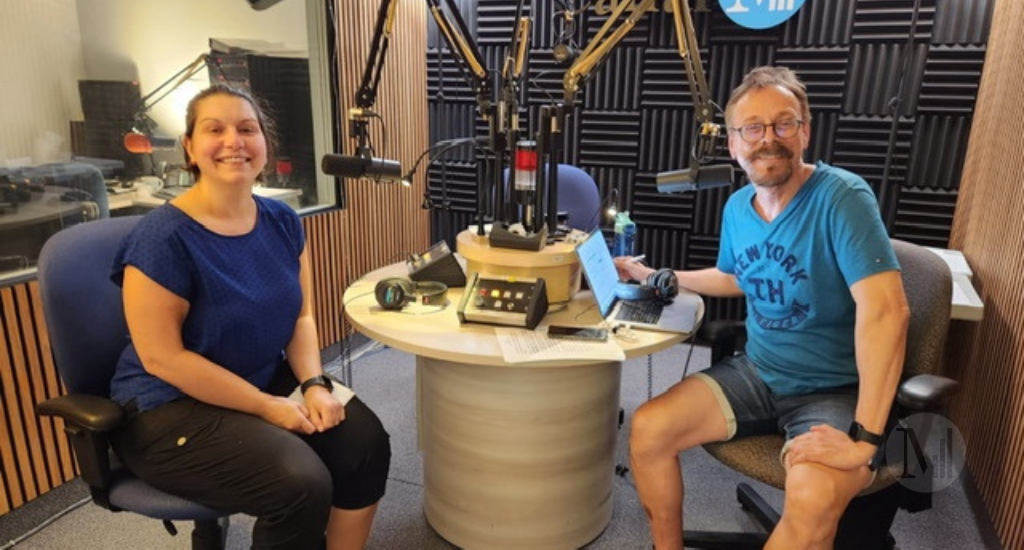 Marjolaine Tapin et Denis-Martin Chabot prennent la pose en studio.  Marjolaine Tapin et Denis-Martin Chabot prennent la pose en studio.