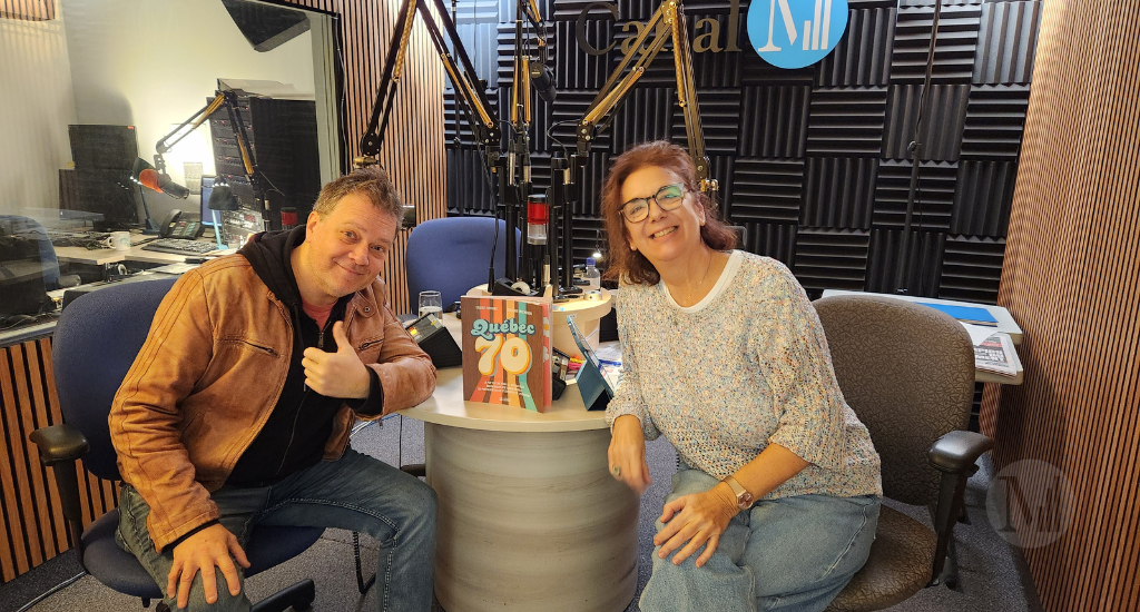 Tristan Demers et Hélène Denis posent en studio. 