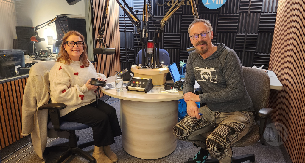 Chantal Cadieux et Denis-Martin Chabot prennent la pose en studio. 