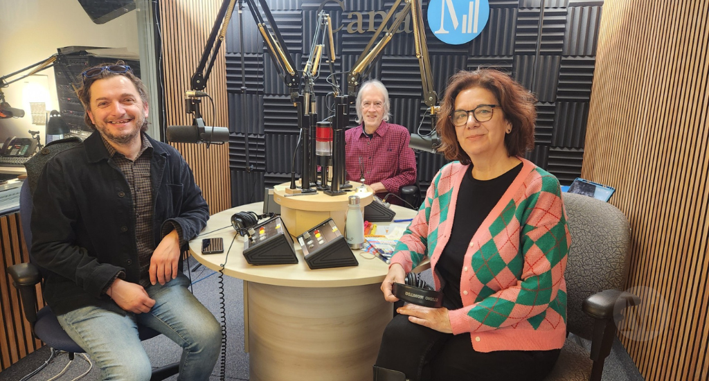 Emmanuel Barbot, Daniel Lachance et Hélène Denis prennent la pose en studio. 