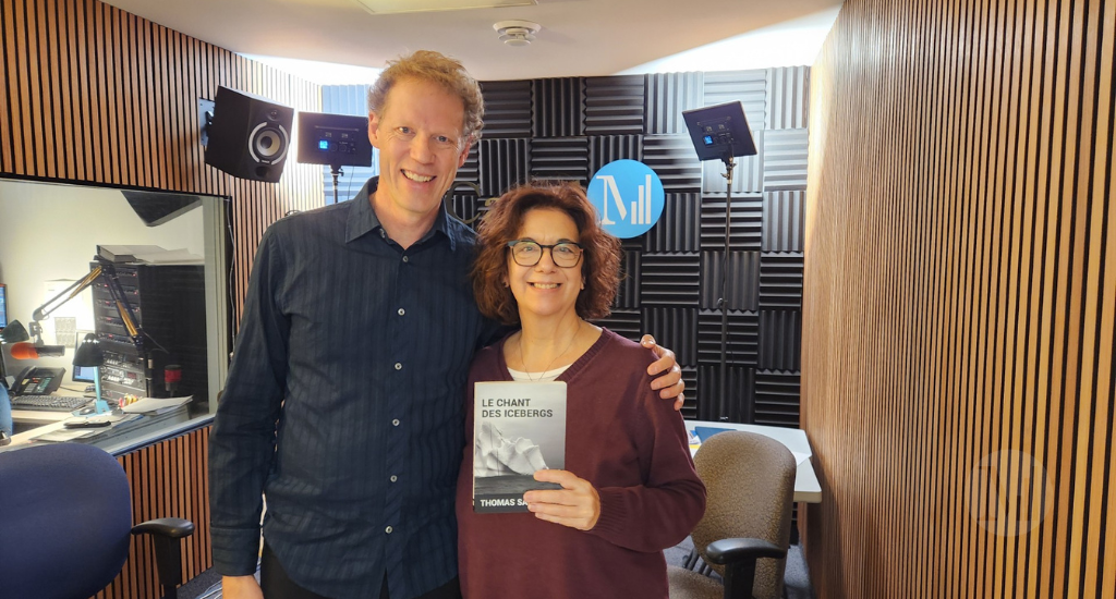 Thomas Sabourin et Hélène Denis posent en studio. 