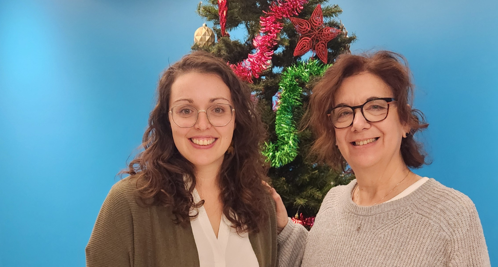 Sylvie Chamberland et Hélène Denis posent devant le sapin de Noël de Vues&Voix/Canal M.  