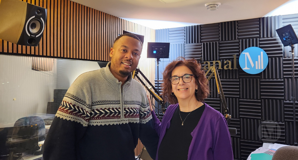 Wylem Decaille et Hélène Denis prennent la pose en studio. 