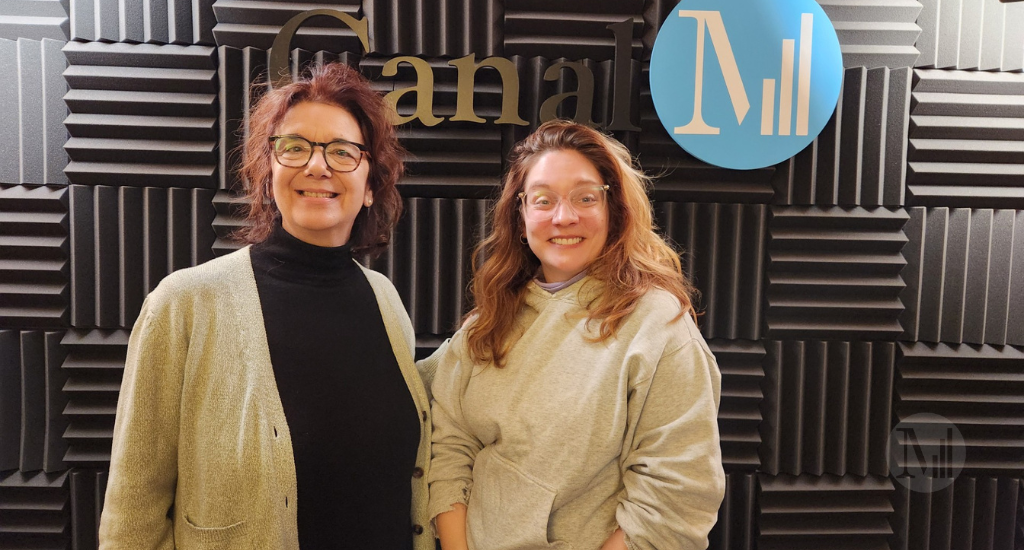 Hélène Denis et Catherine Paquin-Béchard posent en studio. 