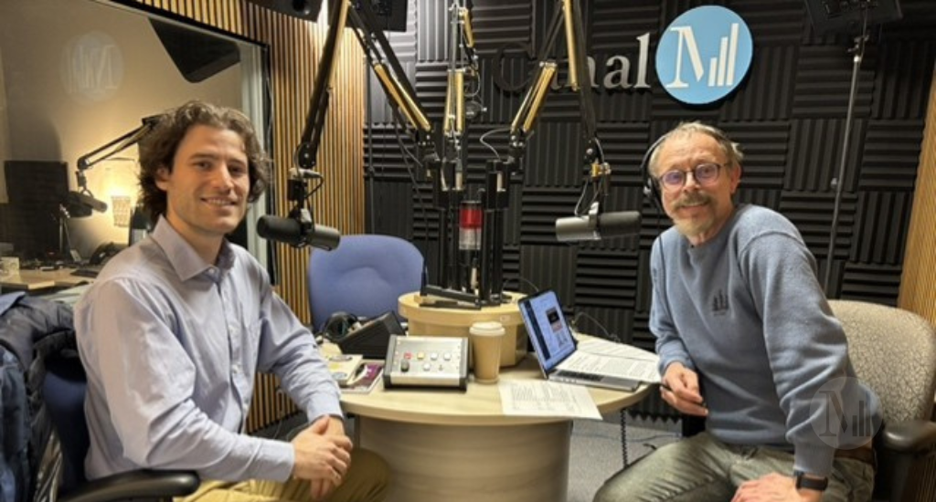 Louis Roux et Denis-Martin Chabot prennent la pose en studio. 