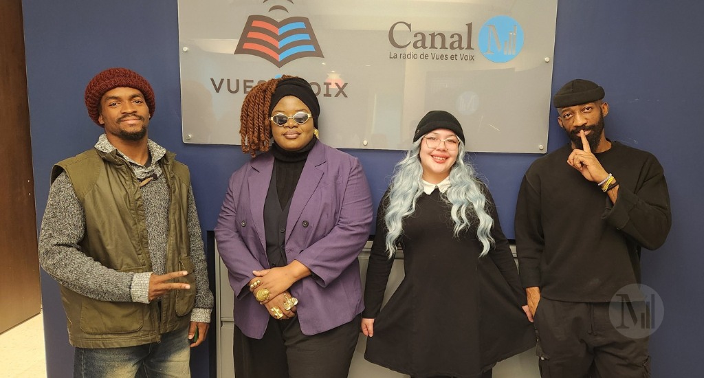 Arsène Etaba, Jahelle Bonee, Anachnid et Guy Kouekam prennent la pose devant le panneau publicitaire de Vues&Voix/Canal M  