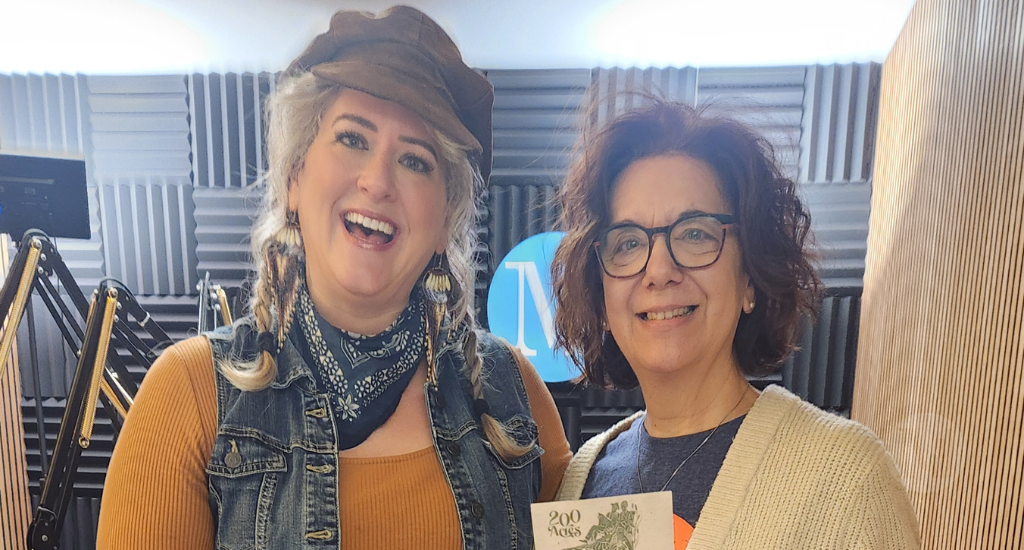 Jocelyne Baribeau et Hélène Denis posent en studio. 