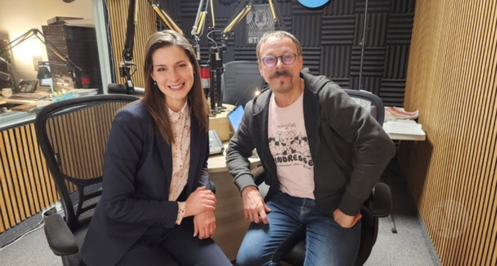 Marie-Hélène Vendette et Denis-Martin Chabot prennent la pose en studio. 