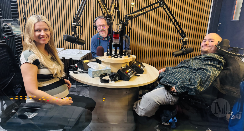 Junna Chif, Denis-Martin Chabot et Floyd Lapierre-Poupart posent en studio. 