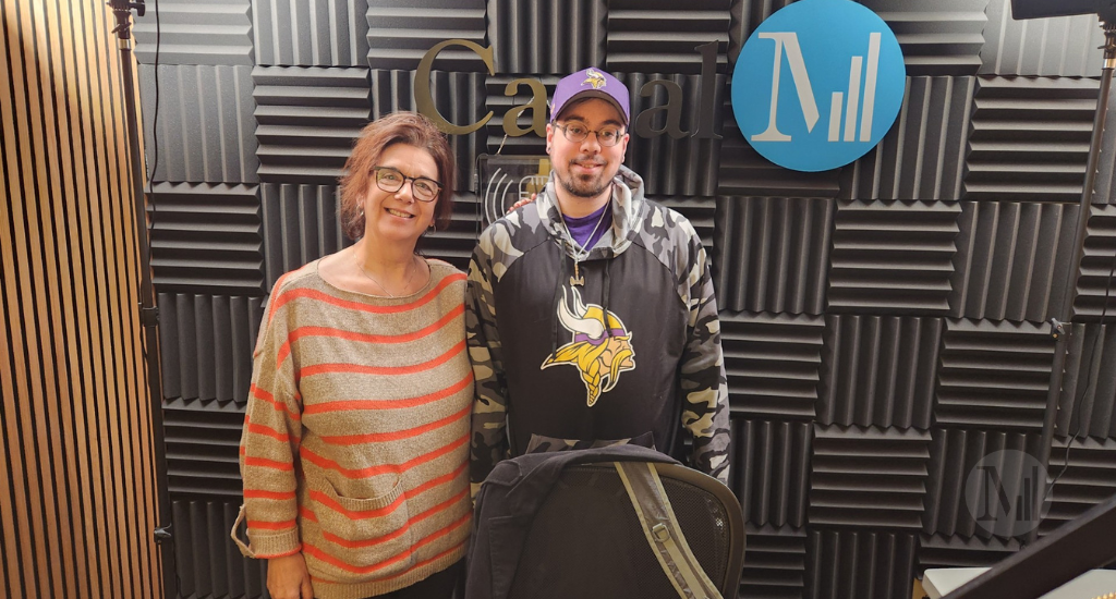 Hélène Denis et Cédrik Tremblay-Maltais prennent la pose en studio. 