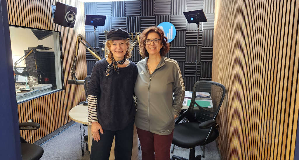 André-Line Beauparlant et Hélène Denis posent en studio. 
