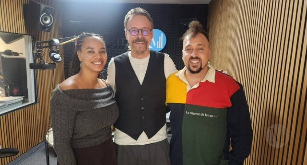 Nadia Louis-Desmarchais, Denis-Martin Chabot et Gaël Comtois posent en studio. 