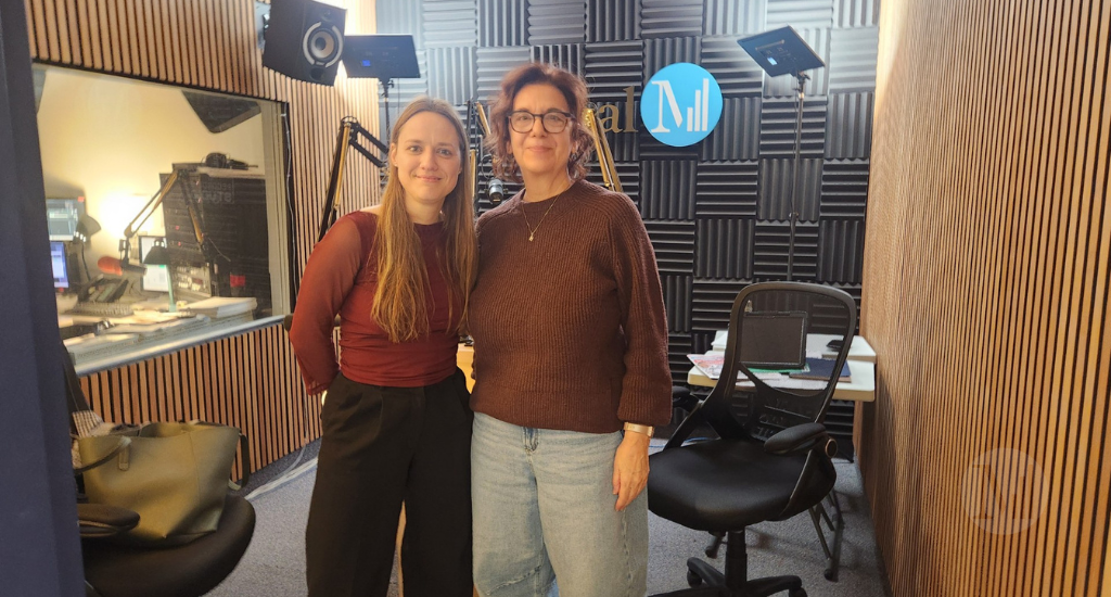 Dina Gilbert et Hélène Denis prennent la pose en studio. 