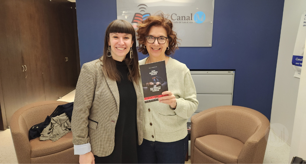 Laura Rohard et Hélène Denis prennent la pose devant le panneau publicitaire de Vues & Voix/Canal M. 
