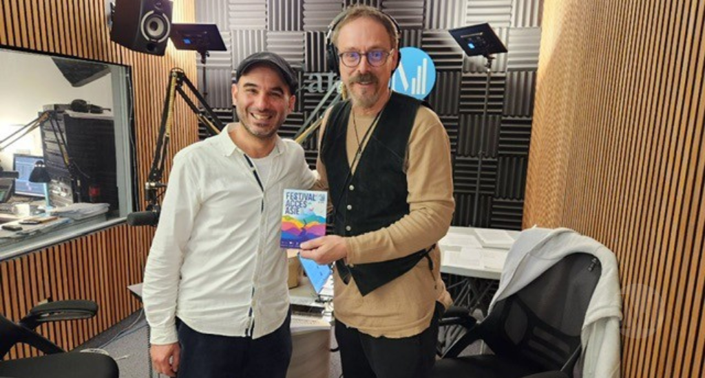 Ziya Tabassian et Denis-Martin Chabot prennent la pose en studio. 