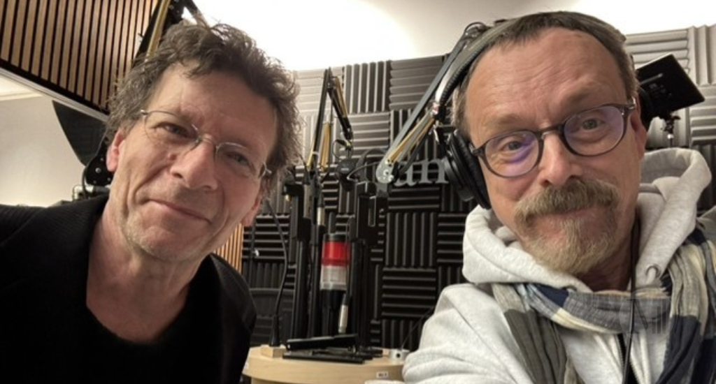 André Pappathomas et Denis-Martin Chabot prennent la pose en studio. 