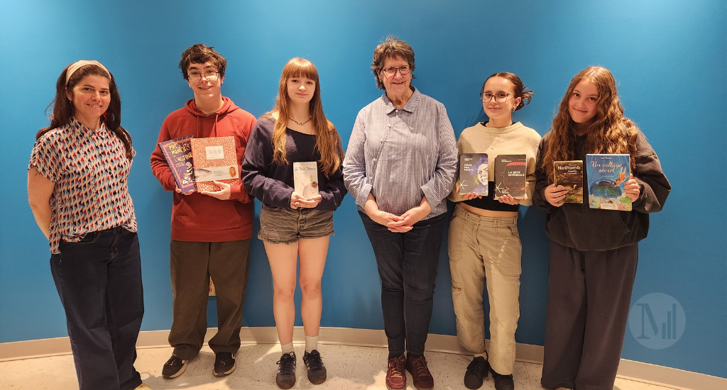 Marie Lalande est entouré de quatre étudiant.e.s de Vicky Grenier de l’école Robert-Gravel 
