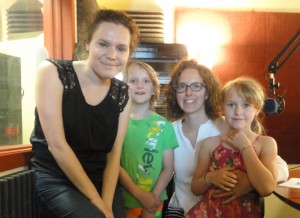 Claudine Labelle accompagnée de ses deux enfants Sean et Maïka