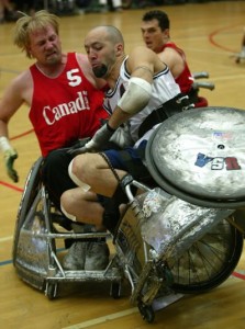 Collision entre deux joueurs de rugby en fauteuil roulant.